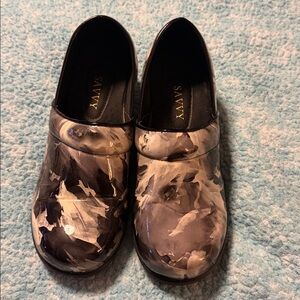 Savvy Marble Black and Cream Clogs